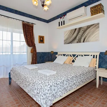 Villa Traspies - 4 Bedroom Private Pool Plus Hot Tub Wifi *